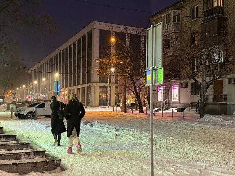 Снігопад у Дніпрі: комунальники працюють над ліквідацією наслідків негоди