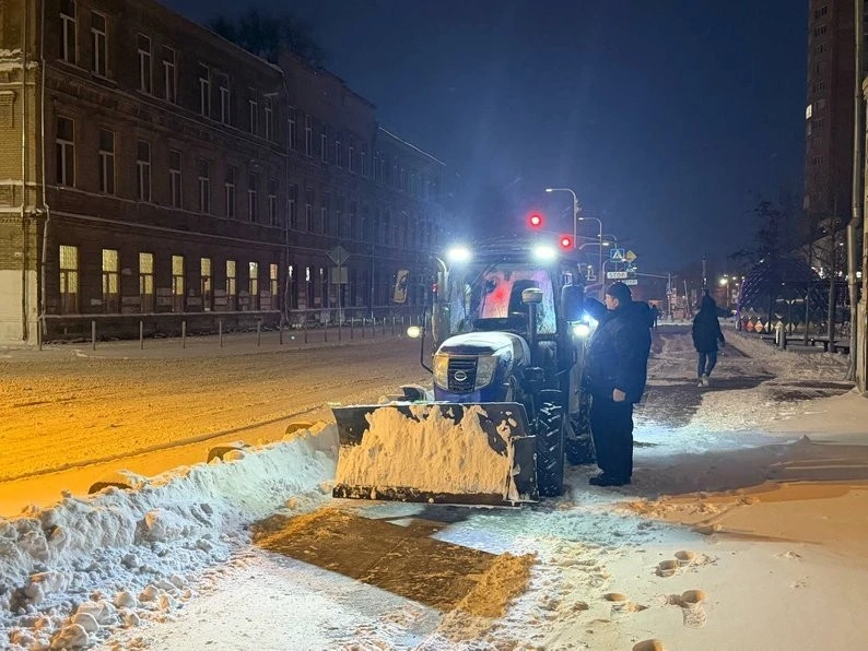 Снігопад у Дніпрі: комунальники працюють над ліквідацією наслідків негоди