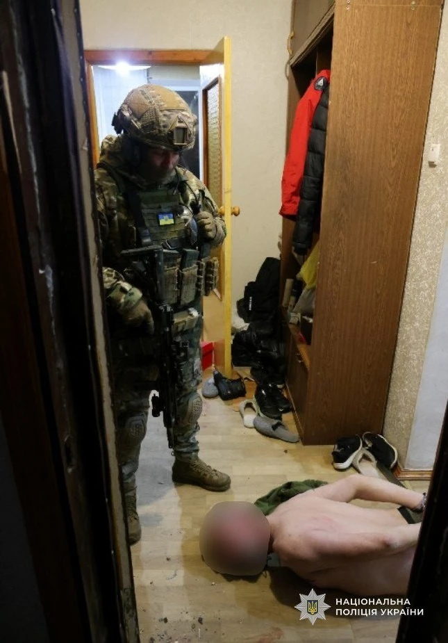 Чоловік у Дніпрі взяв у заручники матір і погрожував вибухівкою: спецоперація завершилася затриманням