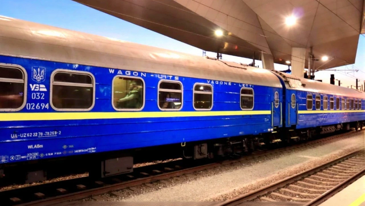 Поїзд Дніпро – Хелм затримався через контрабанду: пасажири змушені були чекати на кордоні більше трьох годин