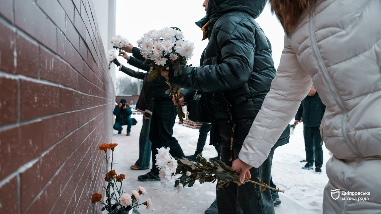 Дніпро вшанував пам’ять жертв ракетного удару: молодь міста нагадай про трагедію
