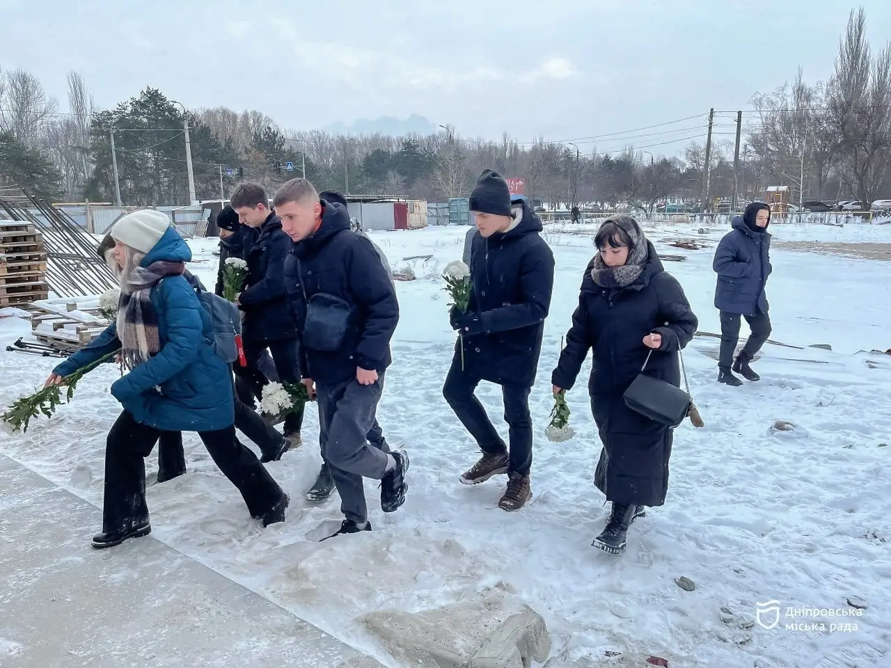 Дніпро вшанував пам’ять жертв ракетного удару: молодь міста нагадай про трагедію