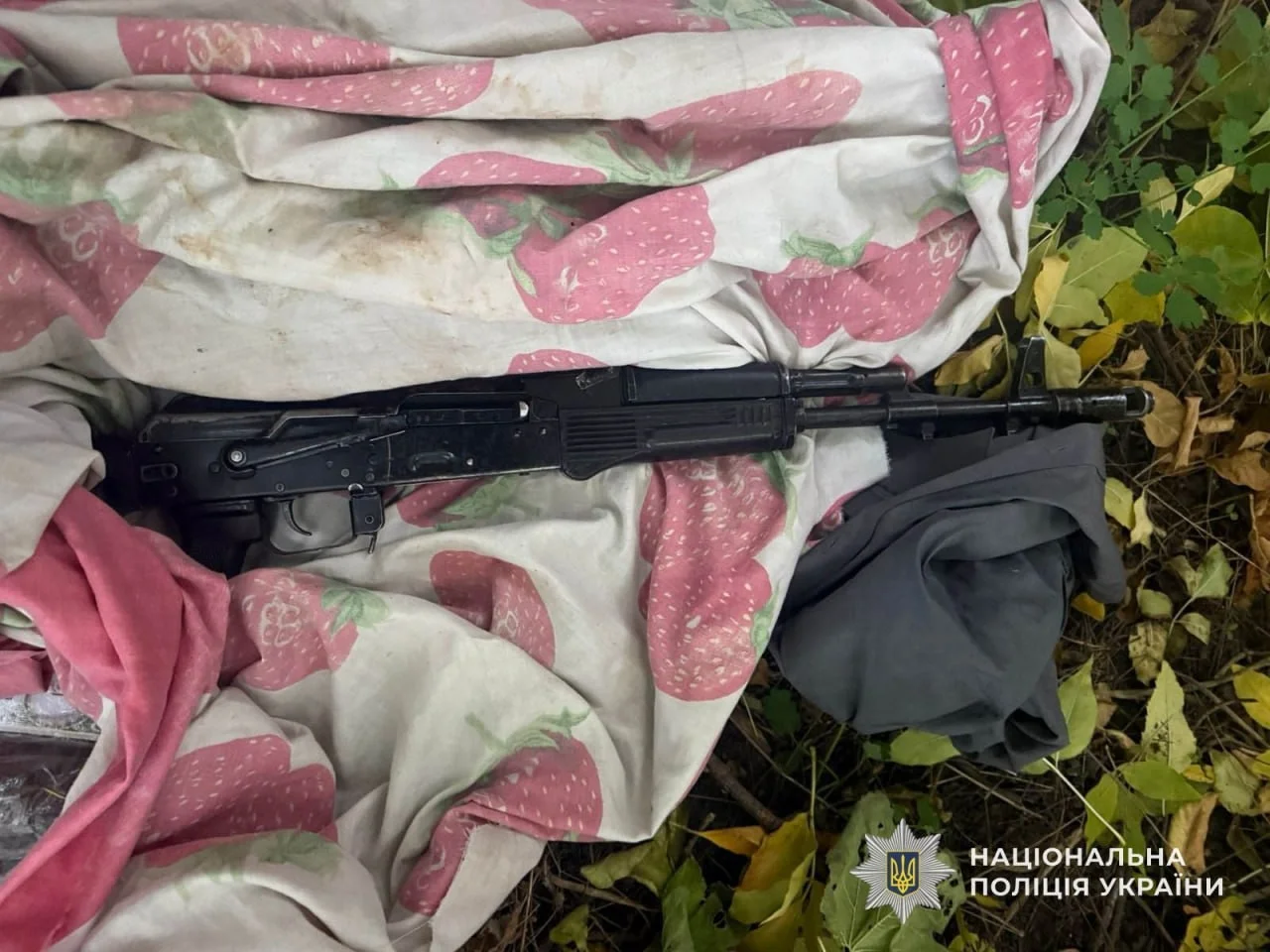 У Дніпрі затримали двох чоловіків за спробу продати автомат і боєприпаси