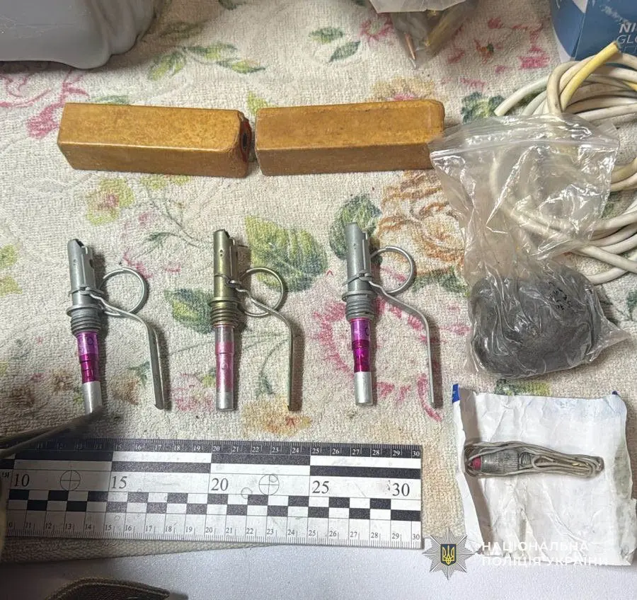 У Дніпрі затримали двох чоловіків за спробу продати автомат і боєприпаси
