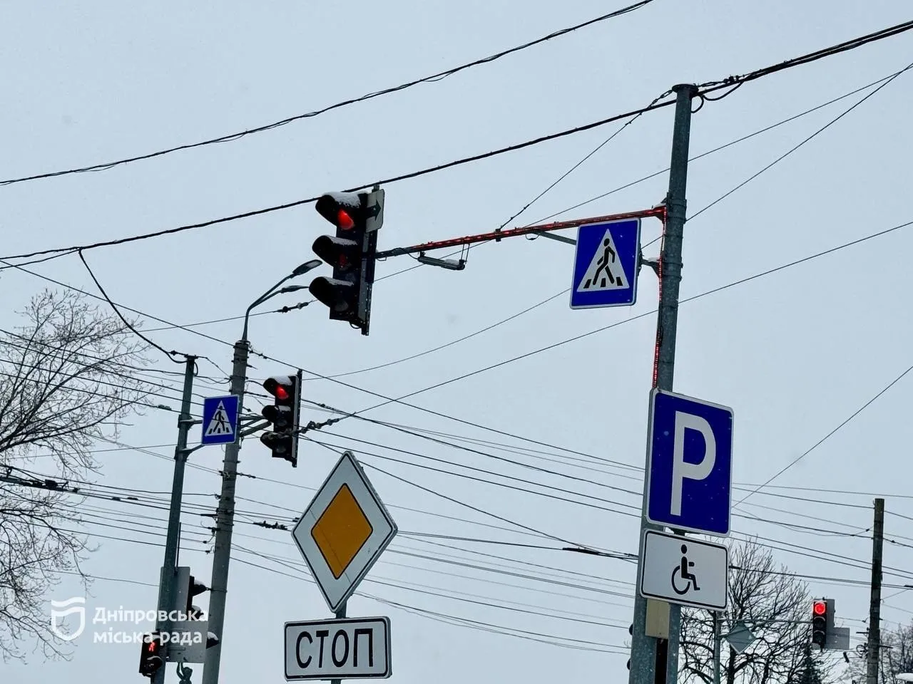 Дніпро зміцнює безпеку на дорогах: автономні світлофори та нові елементи заспокоєння руху