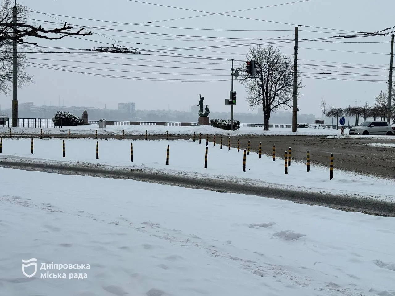 Дніпро зміцнює безпеку на дорогах: автономні світлофори та нові елементи заспокоєння руху