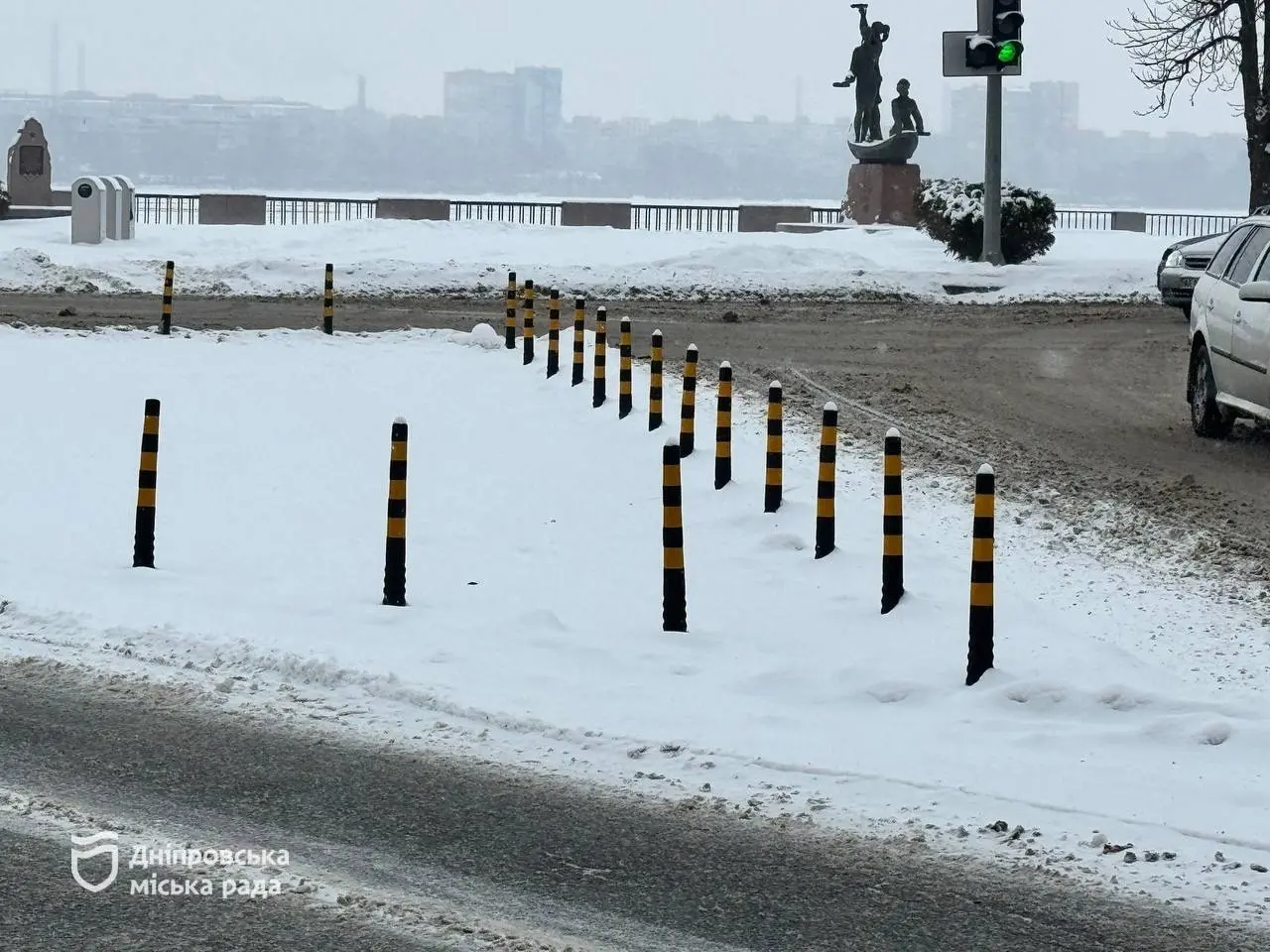 Дніпро зміцнює безпеку на дорогах: автономні світлофори та нові елементи заспокоєння руху