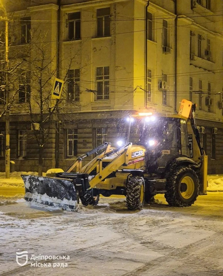 Снігопад у Дніпрі: комунальні служби працюють безперервно, звернення до водіїв
