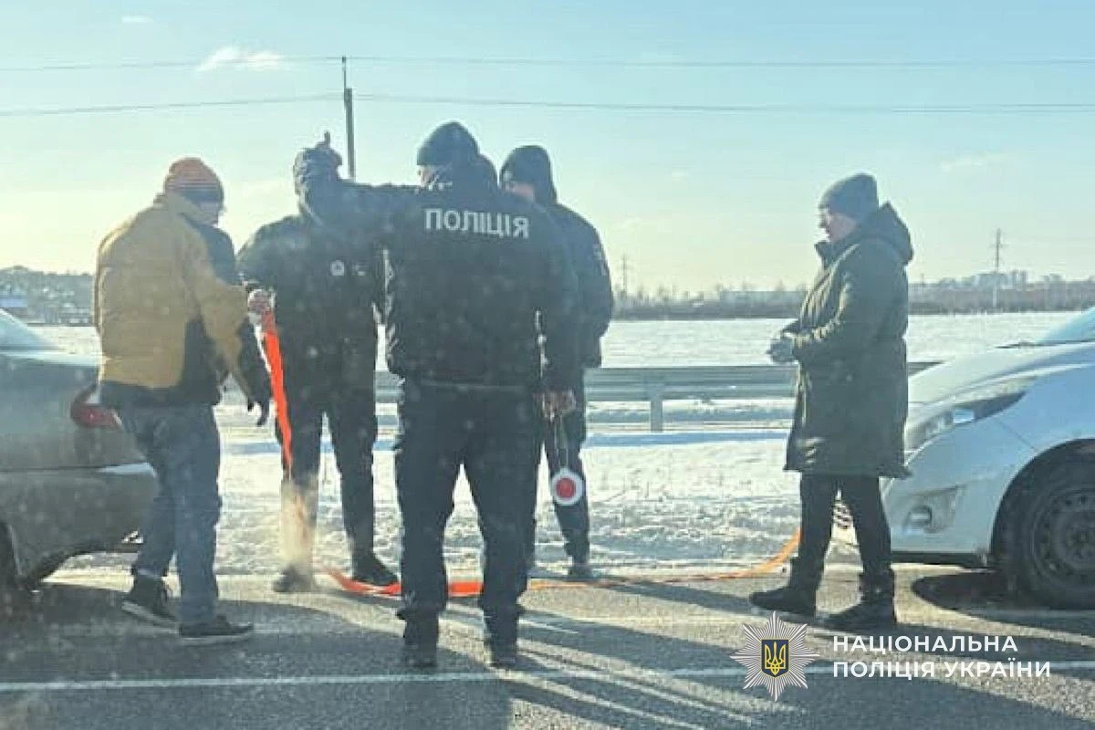 Порятунок на віадуку: дніпровські поліцейські визволили дитину та матір із крижаної пастки