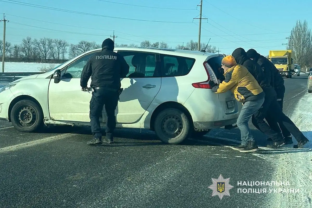 Порятунок на віадуку: дніпровські поліцейські визволили дитину та матір із крижаної пастки