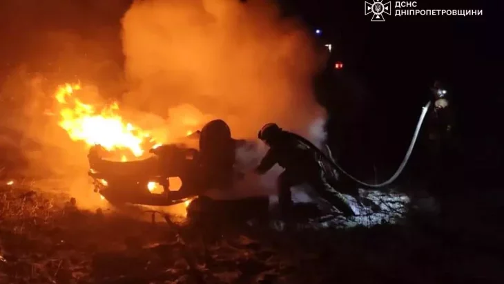 Трагедія на нічній трасі: поблизу села Вишневе в охопленому вогнем авто загинув молодий чоловік