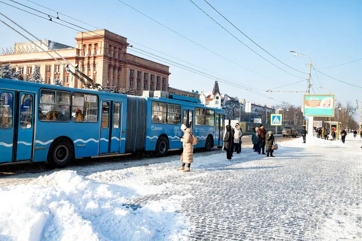 Транспортні зміни у Дніпрі: як курсують автобуси та тролейбуси 18 січня
