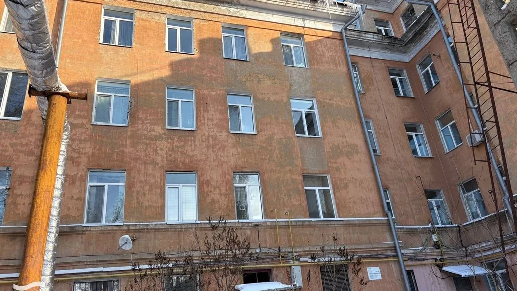 Броня проти негоди: у Дніпрі відновили багатоповерхівку після удару дрона