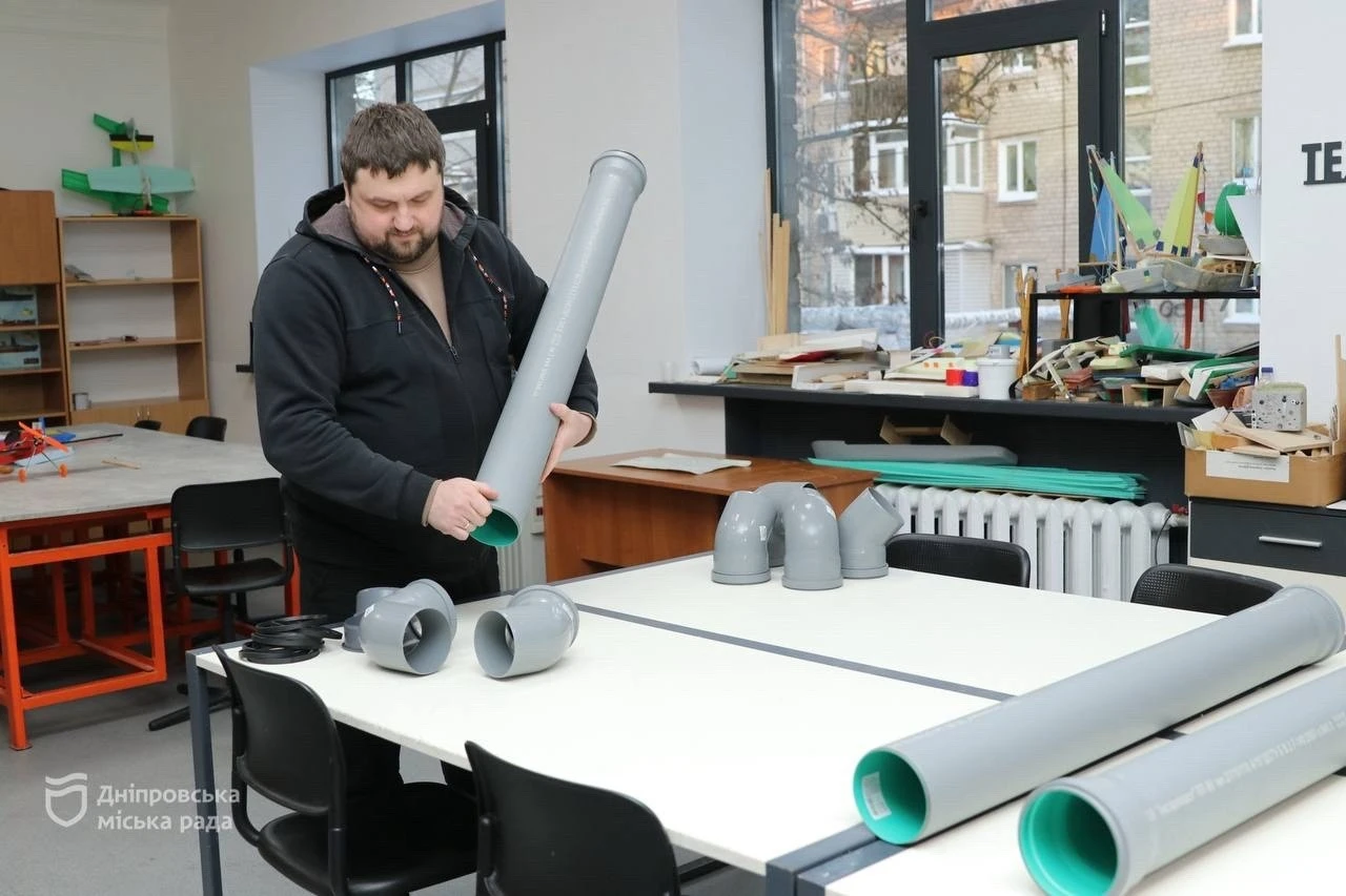Інженерія заради порятунку: як дніпровські школярі створюють автономні годівниці для прифронтових тварин