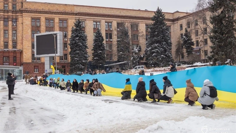 Синьо-жовта хвиля в центрі Дніпра: місто відзначило День Соборності 50-метровим стягом