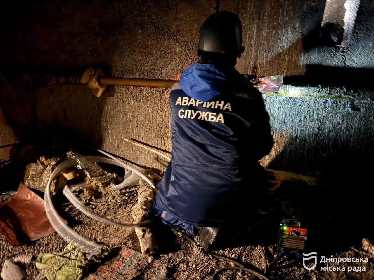 Генератори проти холоду: у Дніпрі ліквідували серйозний порив тепломережі в багатоповерхівці