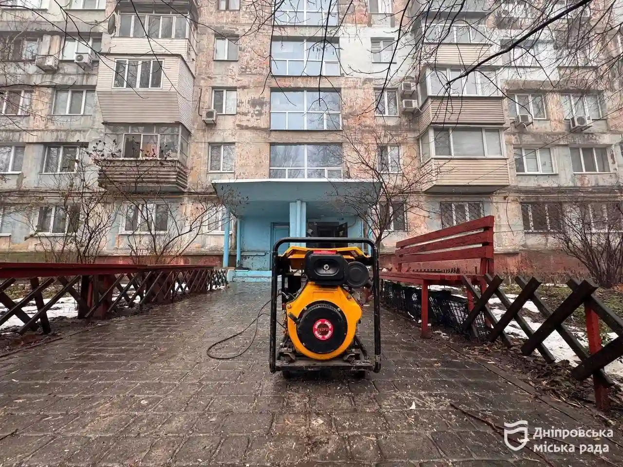 Генератори проти холоду: у Дніпрі ліквідували серйозний порив тепломережі в багатоповерхівці