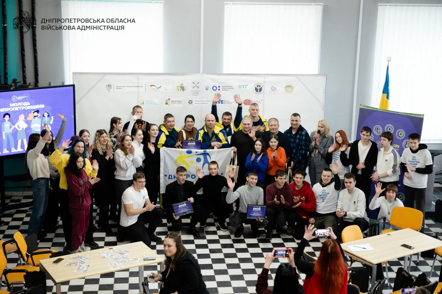 Знання, що об’єднують покоління: у Дніпрі ветерани та студенти зійшлися в інтелектуальному двобої