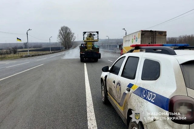Екстрена зупинка на трасі: поліцейські запобігли аварії через відмову гальм у вантажівки
