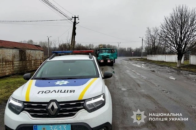 Екстрена зупинка на трасі: поліцейські запобігли аварії через відмову гальм у вантажівки