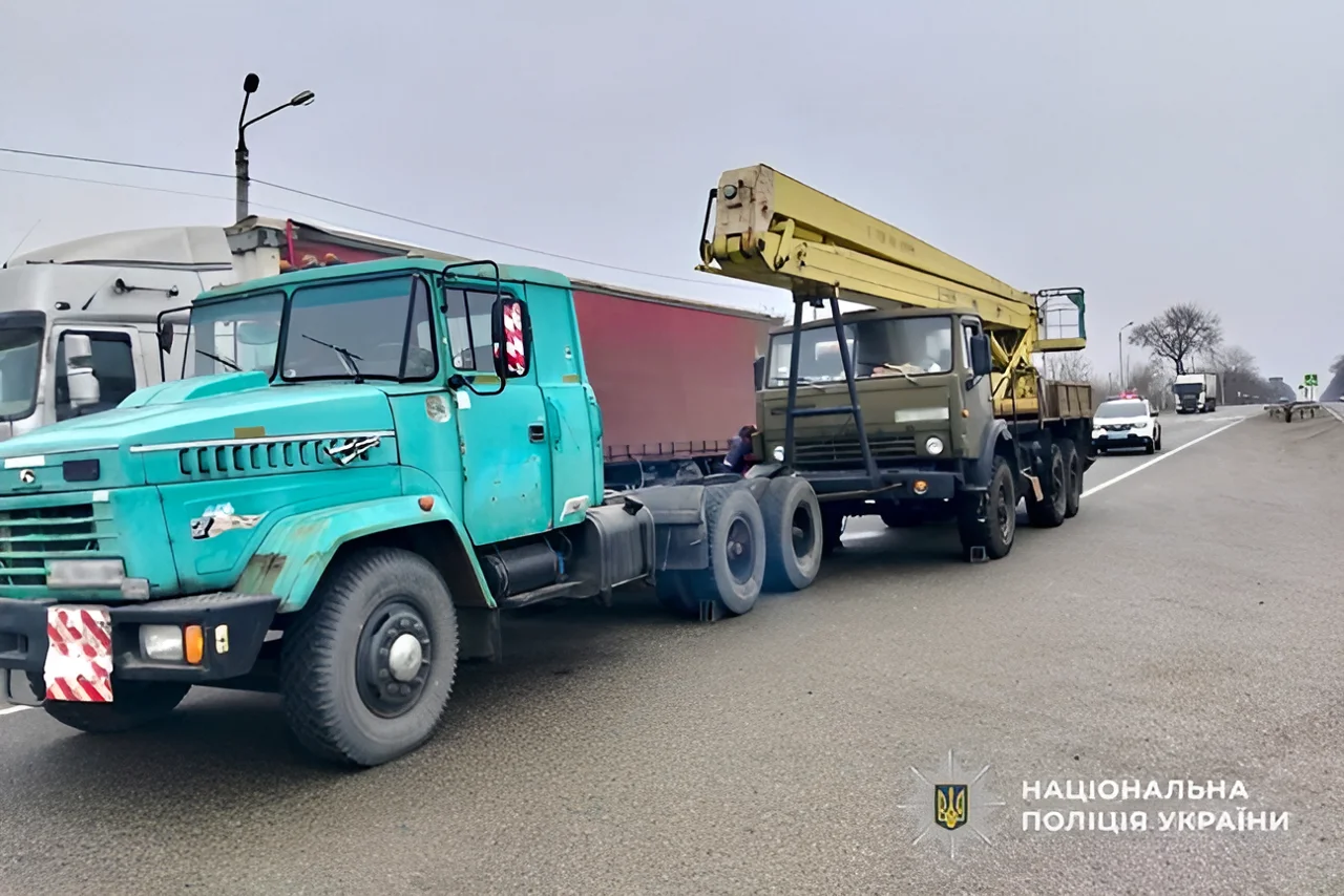 Екстрена зупинка на трасі: поліцейські запобігли аварії через відмову гальм у вантажівки