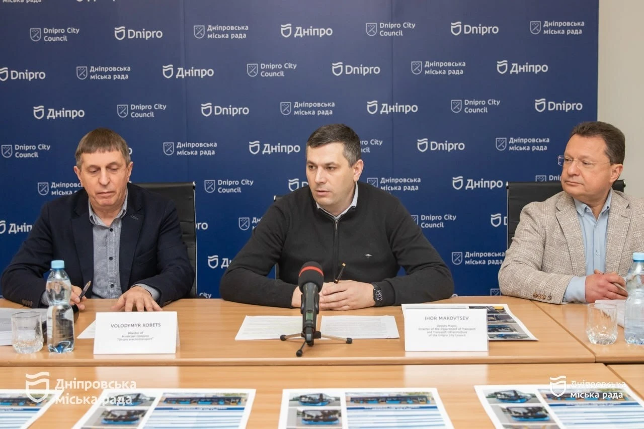 Дніпро розширює парк електротранспорту: місто підписало контракт на 15 нових тролейбусів