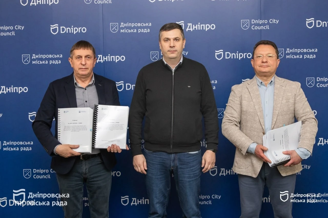 Дніпро розширює парк електротранспорту: місто підписало контракт на 15 нових тролейбусів