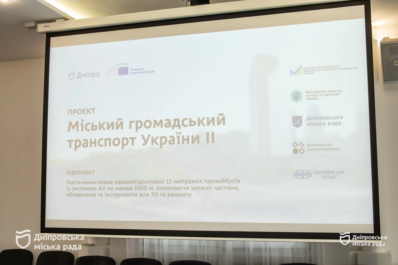 Дніпро розширює парк електротранспорту: місто підписало контракт на 15 нових тролейбусів