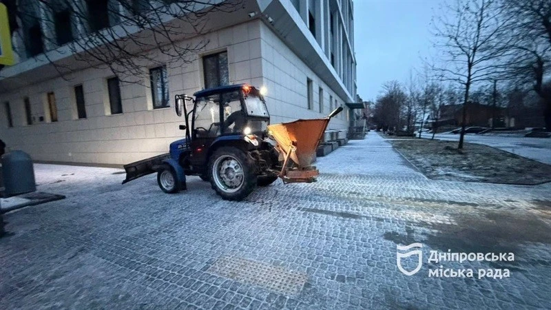 Битва зі снігом у Дніпрі: комунальники працюють цілодобово та просять водіїв про допомогу