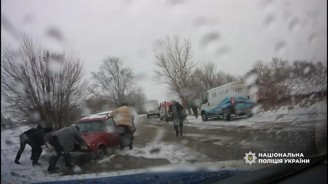 Порятунок зі снігової пастки: на Дніпропетровщині поліцейські визволили водія з ями