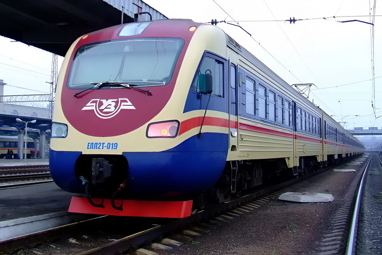Збій у графіку через безпекову ситуацію: на Дніпропетровщині масово затримуються поїзди
