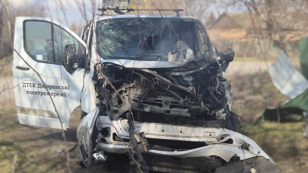 Дивом врятувалися: на Дніпропетровщині окупанти знищили автівку енергетиків ударними дронами