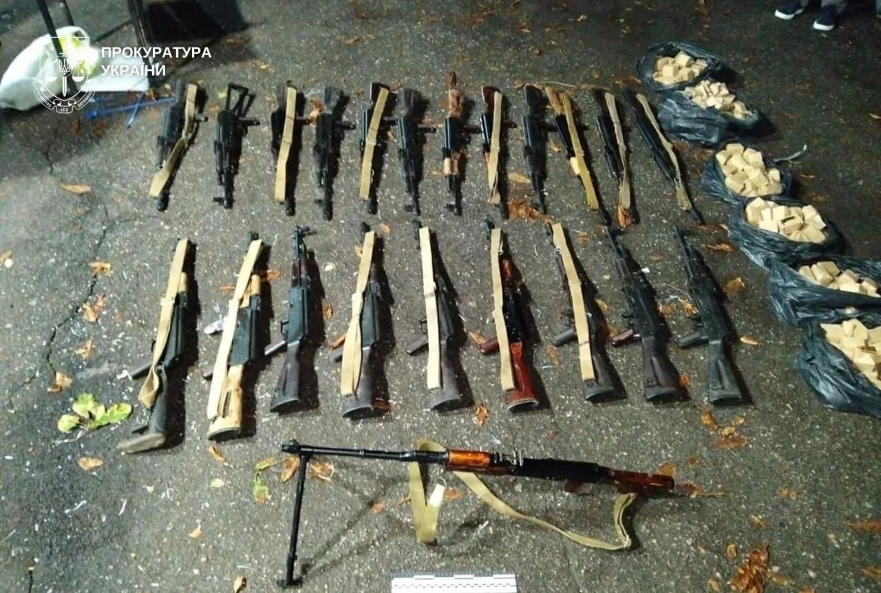 Збройний арсенал під виглядом благодійності: у Кривому Розі судитимуть торговців автоматами