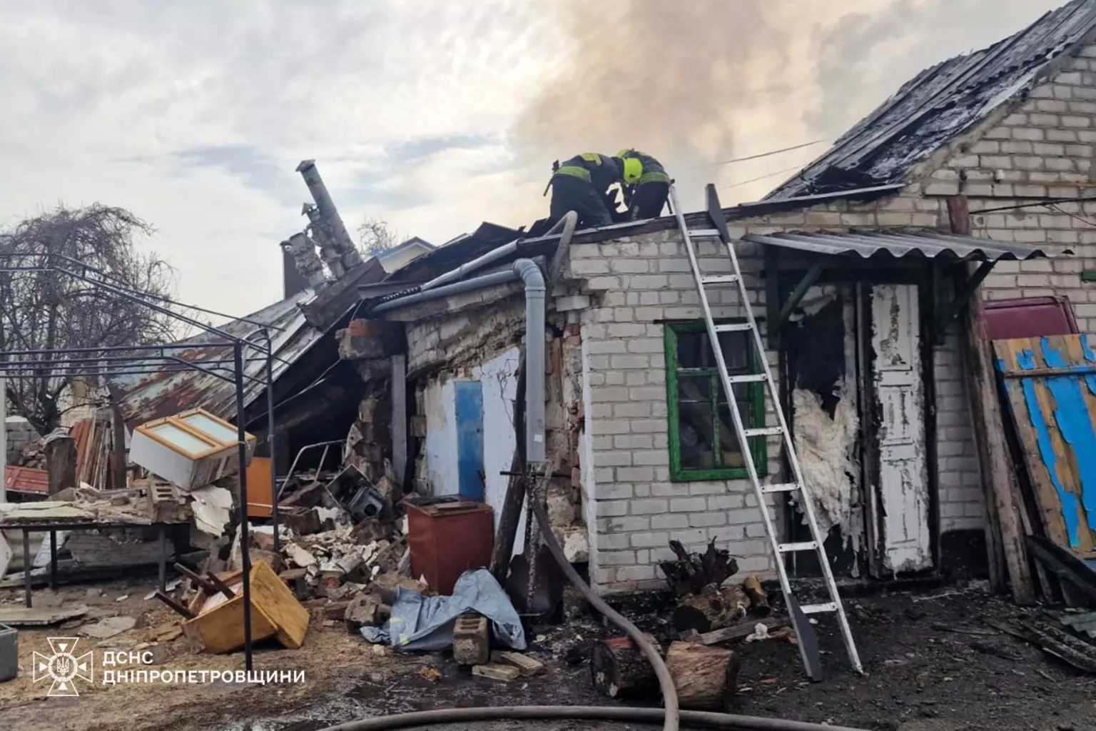 Ліквідація займання у Чечелівському районі Дніпра: рятувальники дві години приборкували вогонь