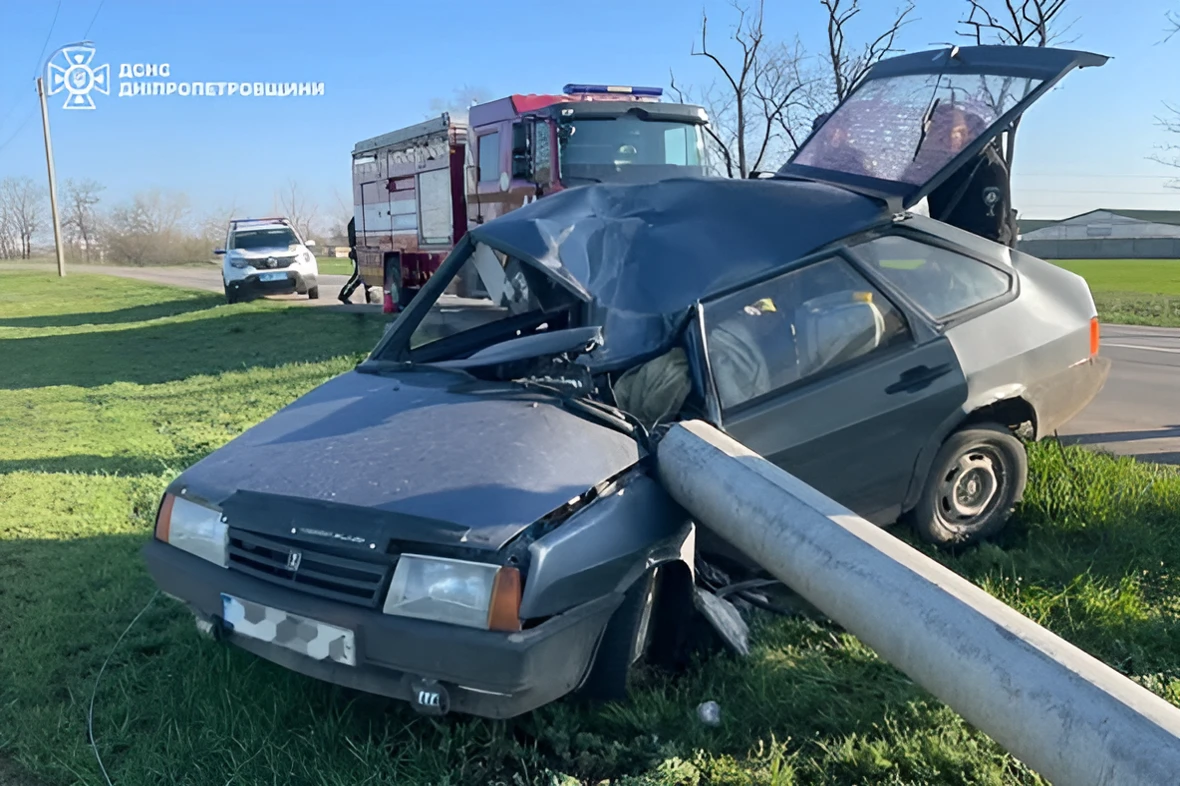 Рятувальна операція під Чортомликом: водія діставали з понівеченого ВАЗу