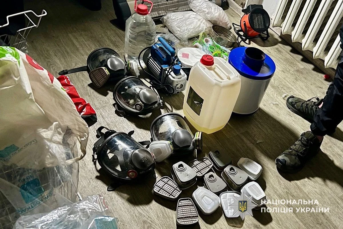 Масштабне виробництво психотропів у Дніпрі: поліція вилучила товар на мільйони гривень