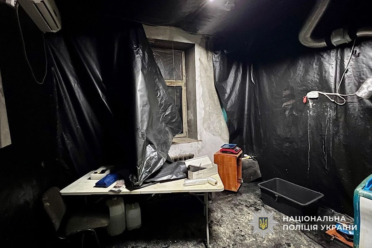 Масштабне виробництво психотропів у Дніпрі: поліція вилучила товар на мільйони гривень