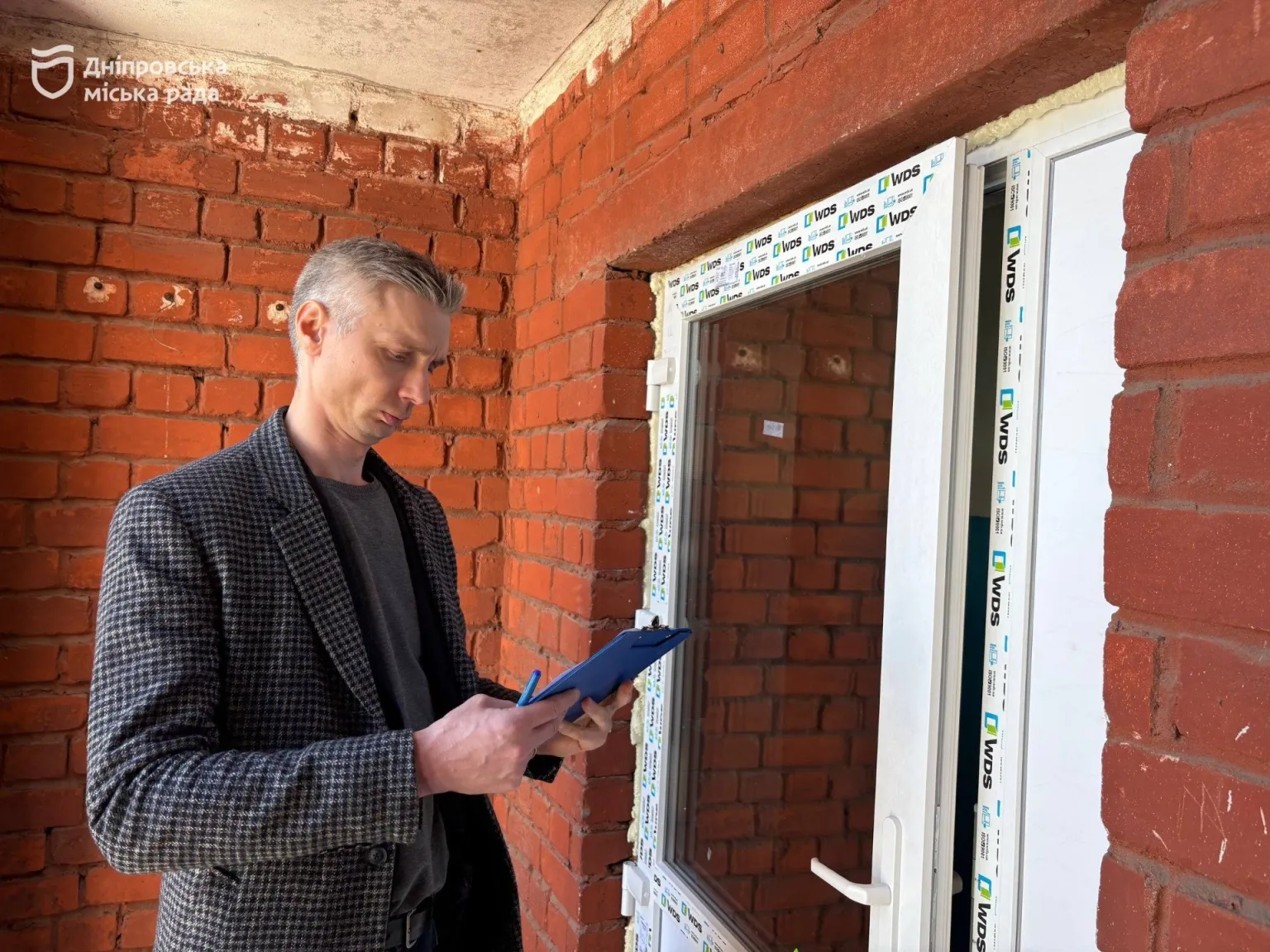 Відновлення після атаки: як у Дніпрі повертають затишок у пошкоджену висотку на Запорізькому шосе