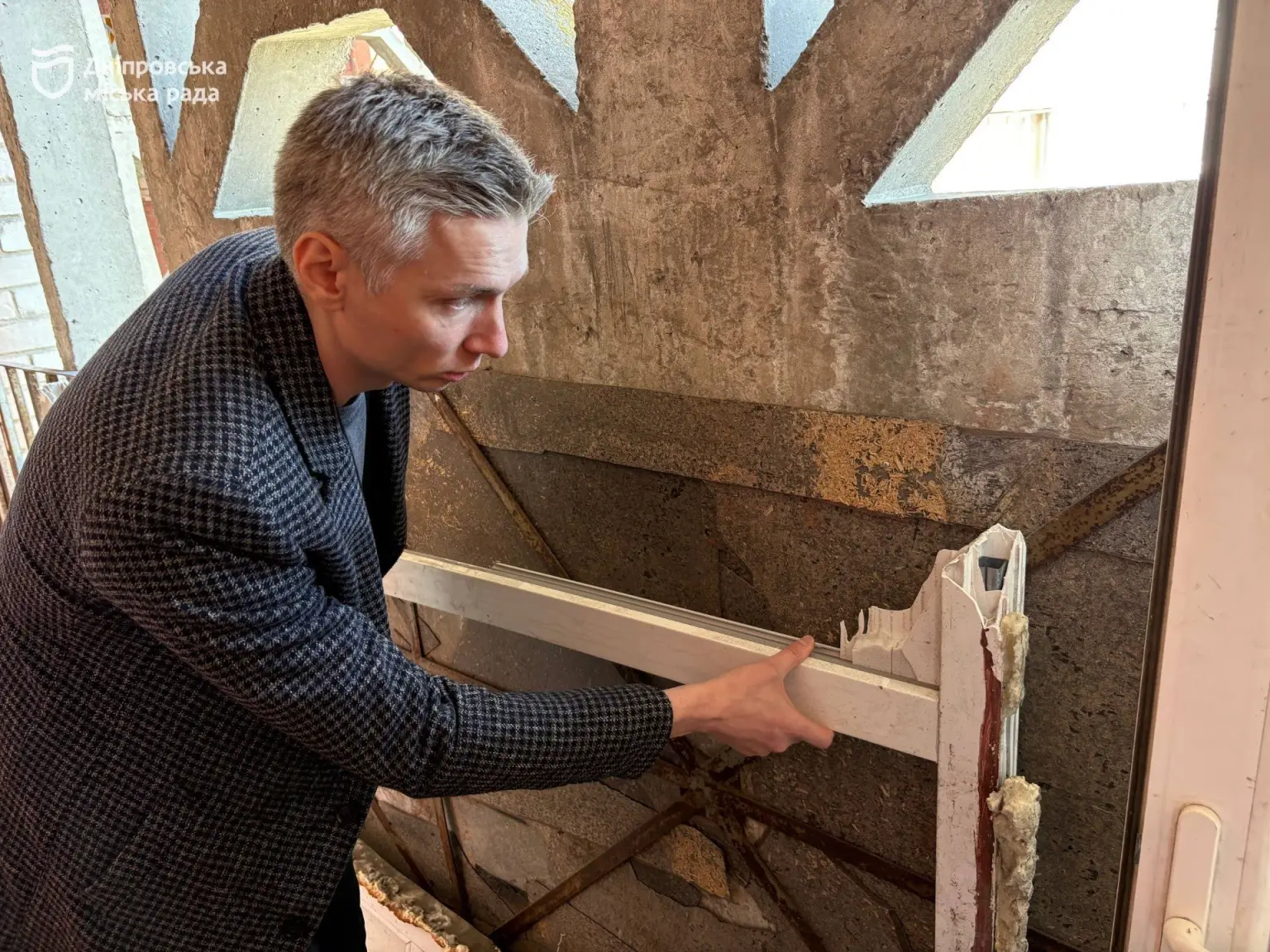 Відновлення після атаки: як у Дніпрі повертають затишок у пошкоджену висотку на Запорізькому шосе