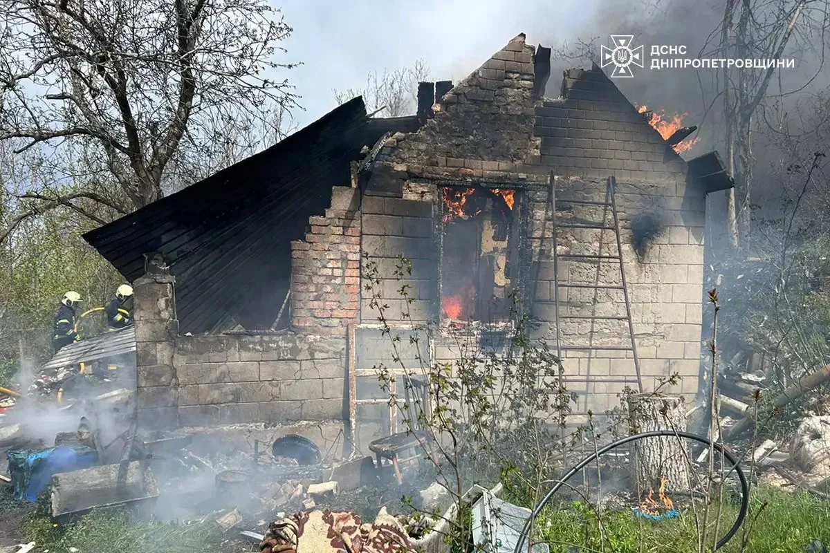 Пожежа на дачі у Дніпрі завершилась госпіталізацією чоловіка