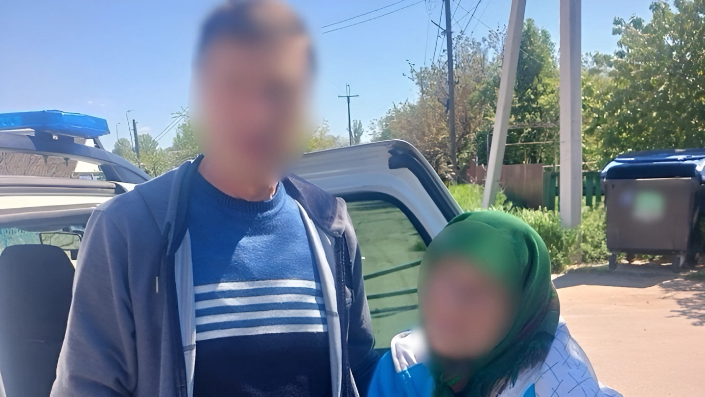 Порятунок на лінії вогню: у Нікополі поліцейські вивели 88-річну жінку з-під обстрілів