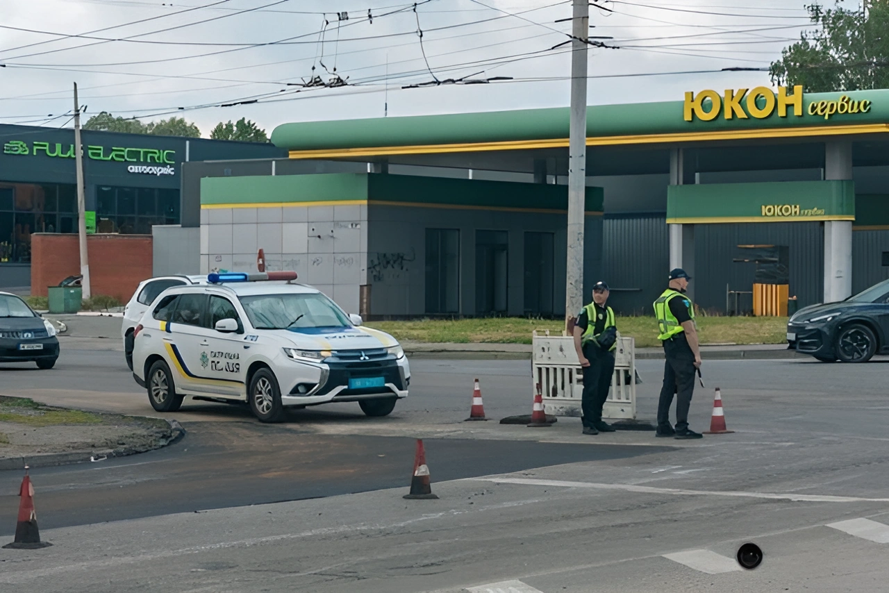 Затори на Янтарній: ремонтники латають вибоїни після зими