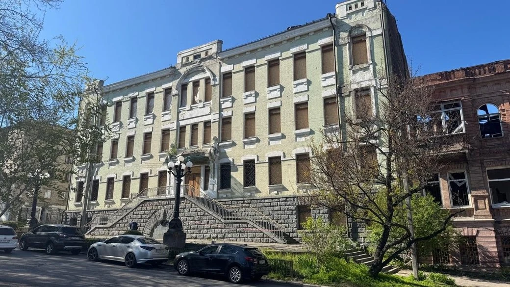 Повернення з руїн: понівечений обстрілом художній музей у Дніпрі безкоштовно відкриє двері для відвідувачів