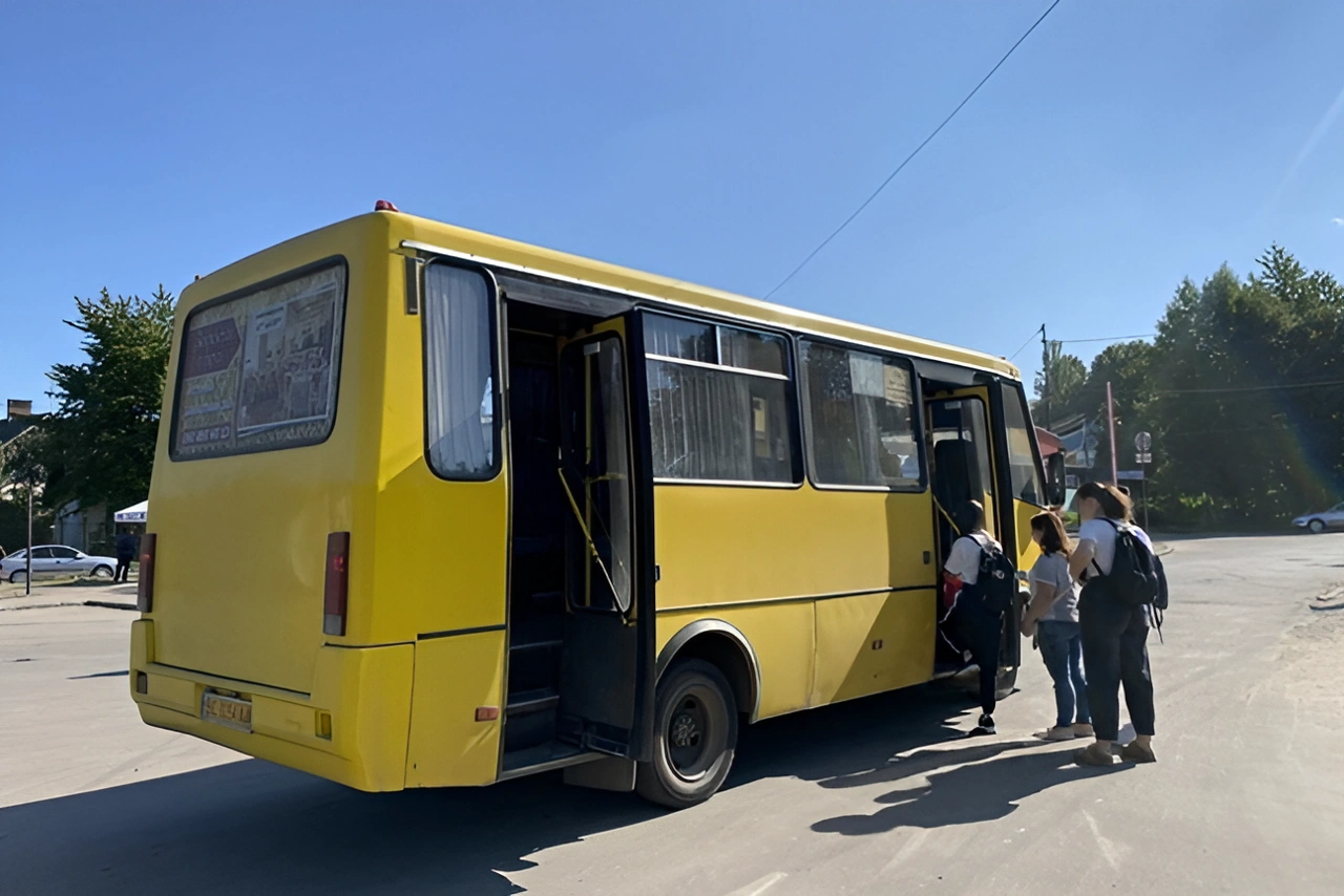 Скандал у Дніпрі: водій маршрутки ігнорує пенсіонерів на зупинках