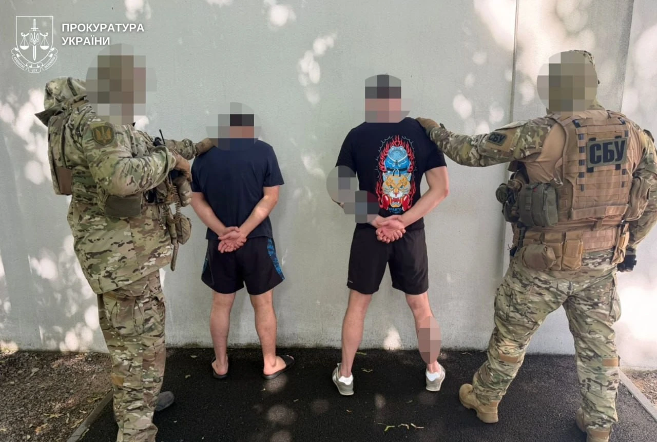 Трьох мешканців Дніпра підозрюють у жорстокому вимаганні грошей