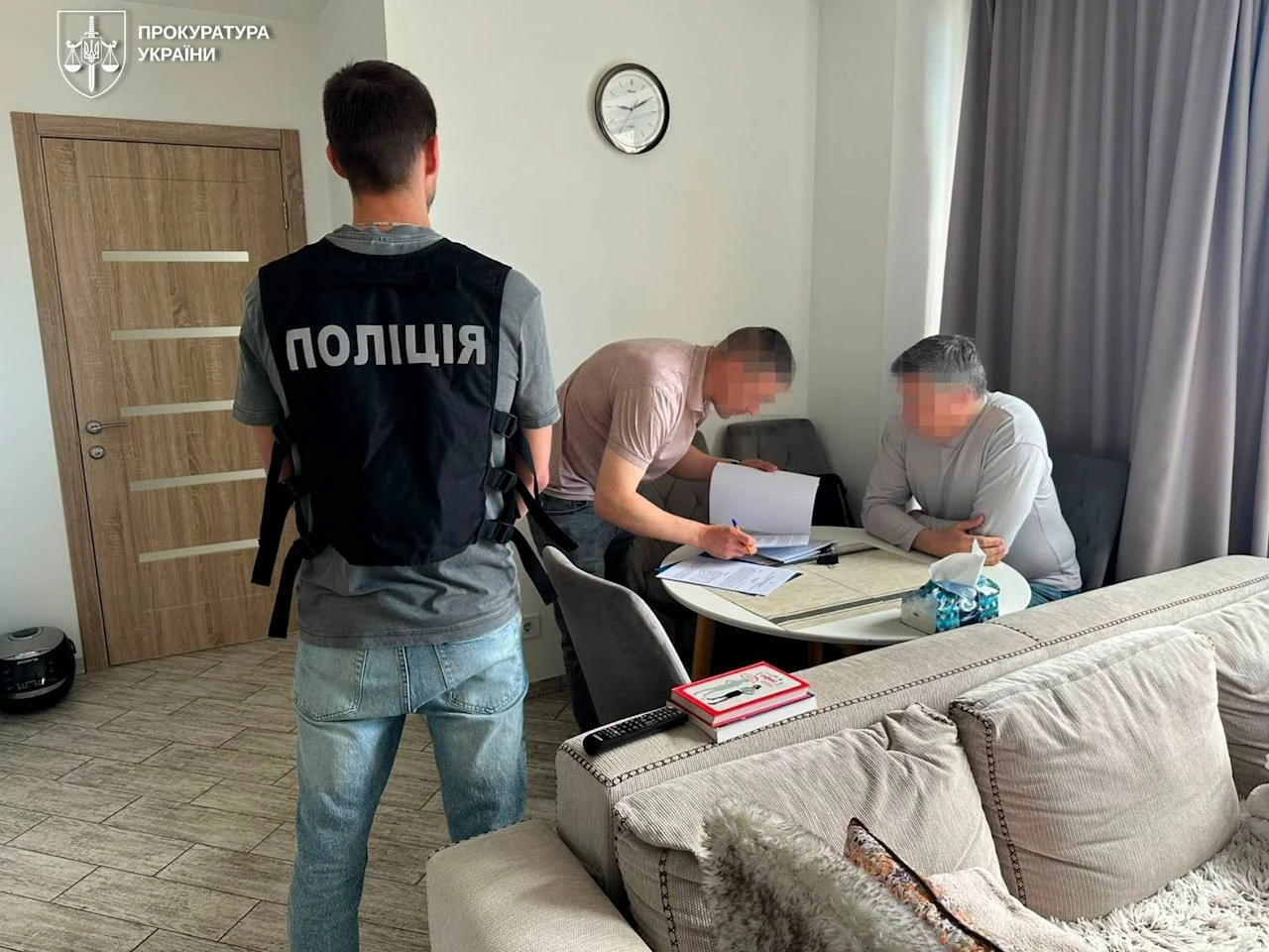 Екс-посадовця Мінкульту підозрюють у допомозі з виїздом чоловіків за кордон