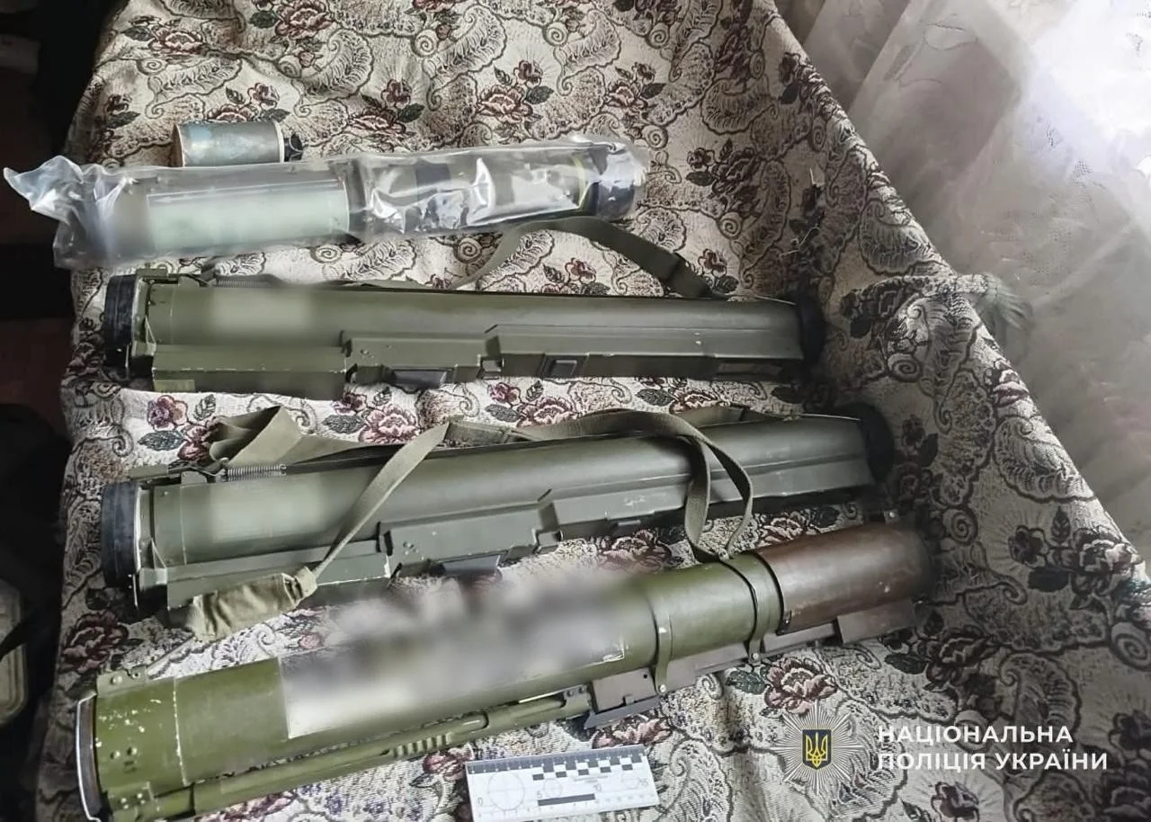 У Кам’янському затримали чоловіка з великим арсеналом вибухівки та зброї
